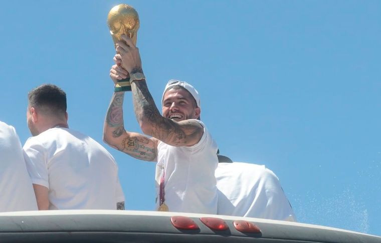 Rodrigo de Paul con la Copa, en la caravana histórica.