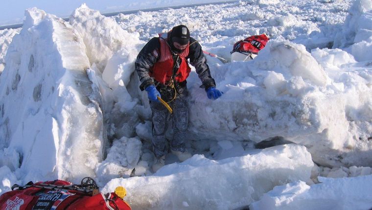 Karl luchando contra el hielo mientras cruza el estrecho de Bering para entrar en Rusia en 2006.
