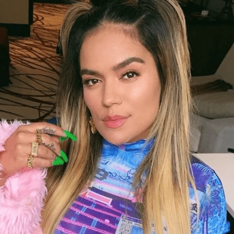 Karol G es una fanática del estilo deportivo y nos enseña sus tips para vestirlo Foto: Mui Today