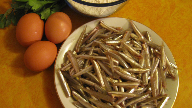 La receta de cornalitos fritos es muy popular en la costa argentina, donde suele servirse como entrada o parte de una picada marina. La receta de cornalitos fritos es muy popular en la costa argentina, donde suele servirse como entrada o parte de una picada marina.
