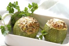 receta vegetariana, disfruta unos zucchini rellenos con soja texturizada
