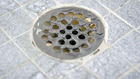 Destapar cañerías con agua caliente es uno de los métodos más simples y efectivos. Foto: Shutterstock Destapar cañerías con agua caliente es uno de los métodos más simples y efectivos. Foto: Shutterstock