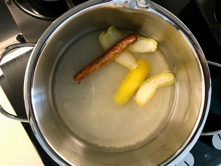 &nbsp;El vapor del limón y la canela eliminan los malos olores de casa. Foto: Shutterstock