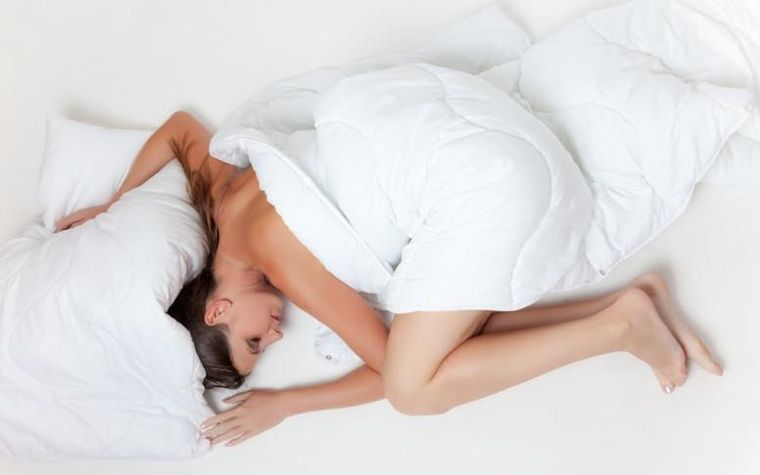 Los beneficios de un sueño sin ropas.