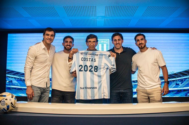 Costas 2028: el DT de Racing firmó su renovación junto a Milito, Saja y sus dos hijos. Costas 2028: el DT de Racing firmó su renovación junto a Milito, Saja y sus dos hijos.