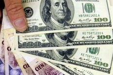 El dólar blue cotiza hoy en 170 para la venta. Foto: elsol-compress-release.s3-accelerate.amazonaws.com/images/large/1524914875110dolares y pesos.jpg