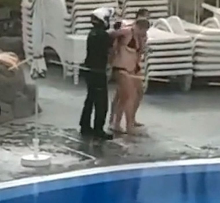 La mujer estaba alcoholizada, decidió tirarse a la pileta cuando estaba prohibido y terminó detenida