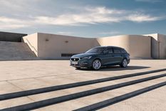 La marca introduce la versión Style a la gama del León e-HYBRID, para ofrecer más opciones a sus clientes.