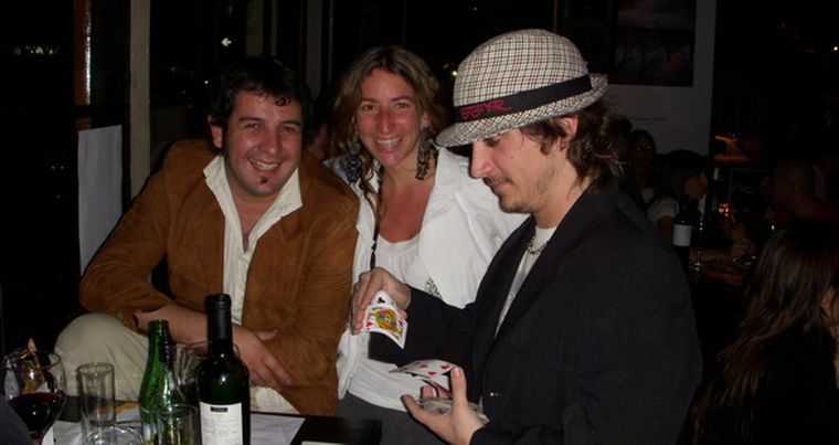 Darío Ibarra y Marina Martinotti, festejaron los trucos del mago Agustín Saitta. Foto: MDZ