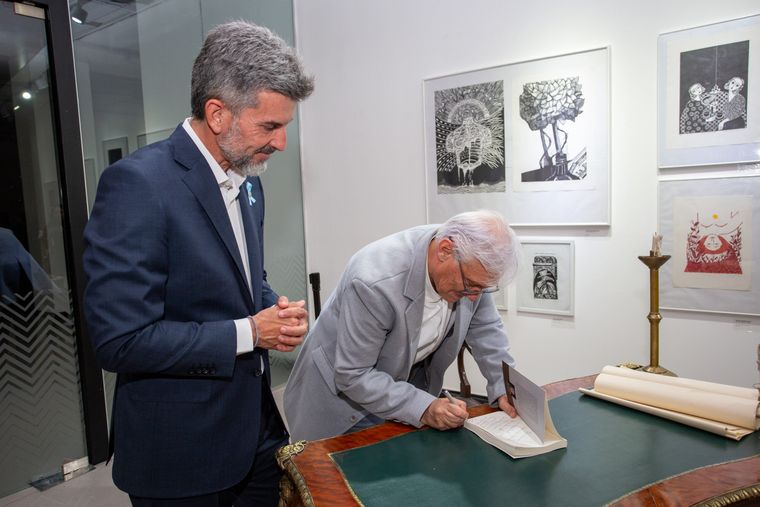 Gustavo Capone le dedicó uno de sus ejemplares al intendente Ulpiano Suarez. Gustavo Capone le dedicó uno de sus ejemplares al intendente Ulpiano Suarez.