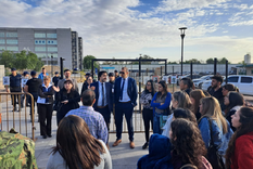 Familiares, sobrevivientes y abogados de la querella en la puerta del Polo Judicial Foto: MDZ