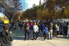 Los padres se reunieron en la puerta de la institución Los padres se reunieron en la puerta de la institución