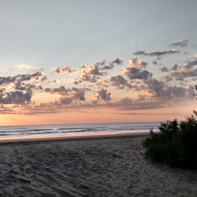 La amplitud de la playa y el ritmo tranquilo harán que te enamores de este pueblo. La amplitud de la playa y el ritmo tranquilo harán que te enamores de este pueblo. 