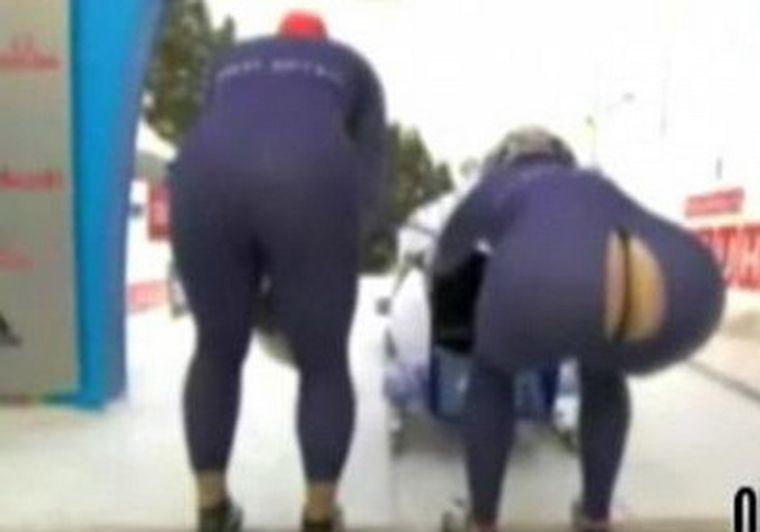 Instante en que se le rompe el traje de lycra a la corredora británica Cooke. Foto: Interviú