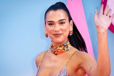 Dua Lipa conquistó con un coqueto bikini a cuadros.