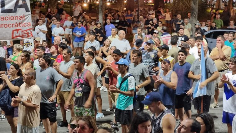 Movilización de trabajadores de Granja Tres Arroyos en Concepción del Uruguay. Foto: X Javier Noguera