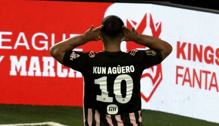 El Kun emuló el festejo de Messi contra Van Gaal. Foto: Captura