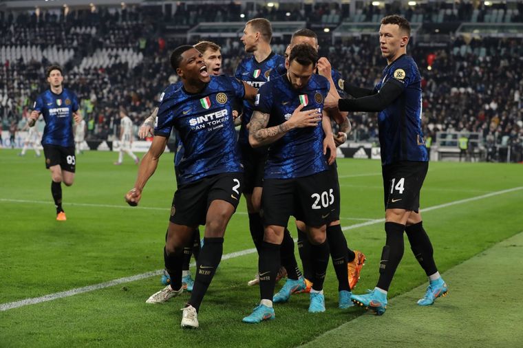 Victoria con polémica para el Inter en el clásico de Italia.