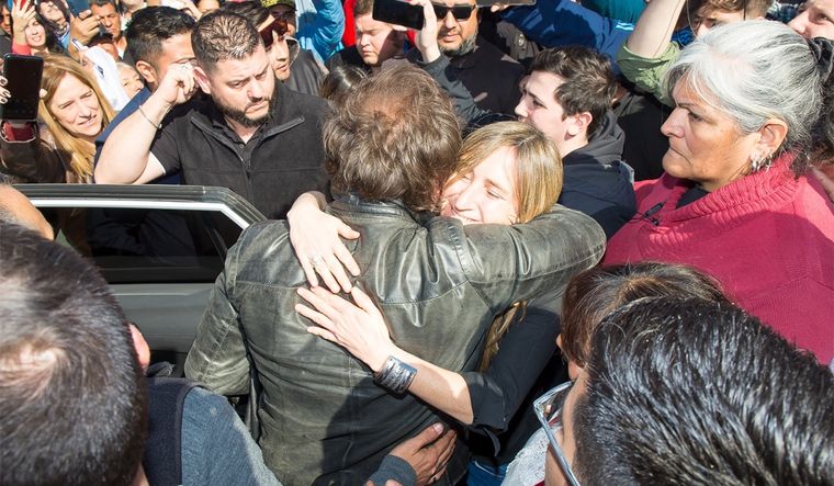Mercedes Llano abrazada a Javier Milei. Foto: Facebook Partido Democrata
