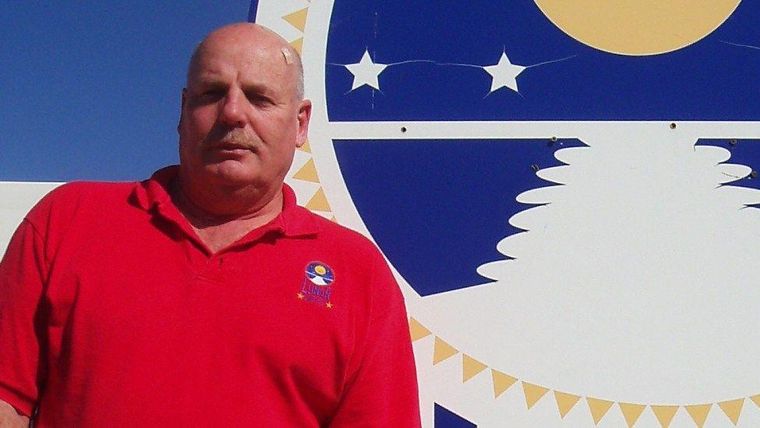 Dennis Hope atravesaba un divorcio cuando pensó en la idea millonaria que le cambió la vida.