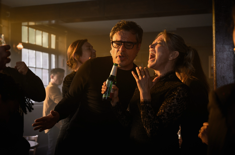 Nicola Walker y Jemaine Clement protagonizan Alice and Steve. Nicola Walker y Jemaine Clement protagonizan Alice and Steve.