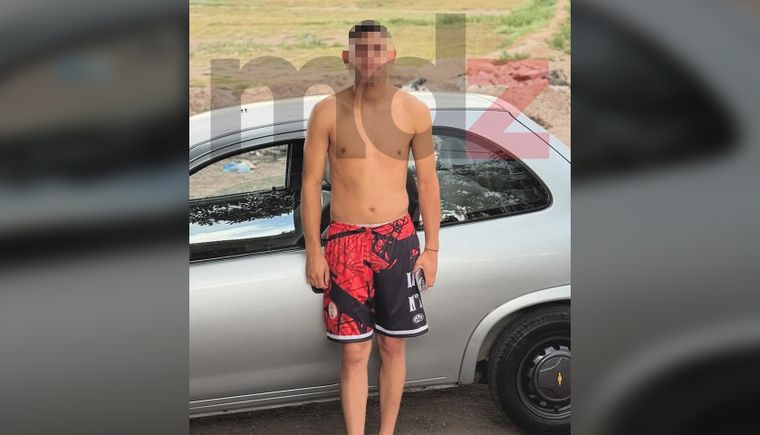Benjamín Alaniz, el joven detenido por el asesinato de Cynthia Landi y el Chevrolet Corsa que manejaba en el hecho de sangre. (Se pixela el rostro porque puede pasar a rueda de personas)