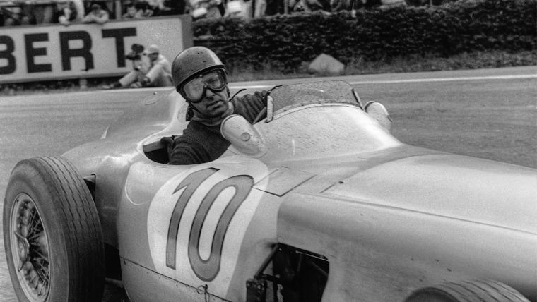 Juan Manuel Fangio, el quíntuple campeón mundial de Fórmula 1, símbolo eterno del automovilismo argentino y referente histórico de la categoría.