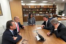 Tras el balotaje de noviembre el jefe de gabinete, Nicolás Posse (segundo a la derercha), y el ministro de Economía, Luis Caputo (último a la derecha) se reunieron en Washington con la segunda del FMI, Gita Gopinath (centro) y el staff que lleva el caso argentino. Foto: Prensa FMI