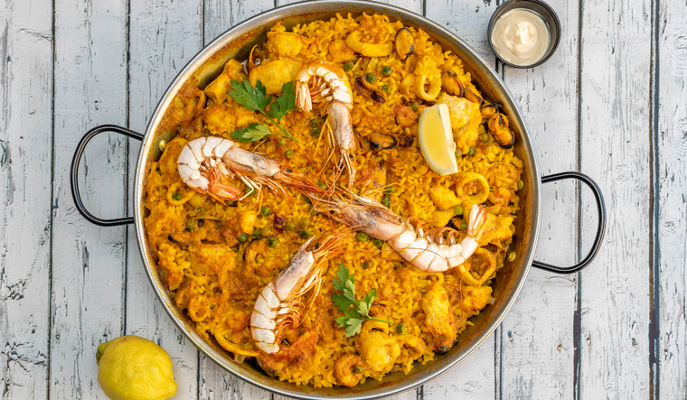 El secreto de una buena receta de paella está en no remover el arroz durante la cocción para lograr la textura adecuada. El secreto de una buena receta de paella está en no remover el arroz durante la cocción para lograr la textura adecuada.