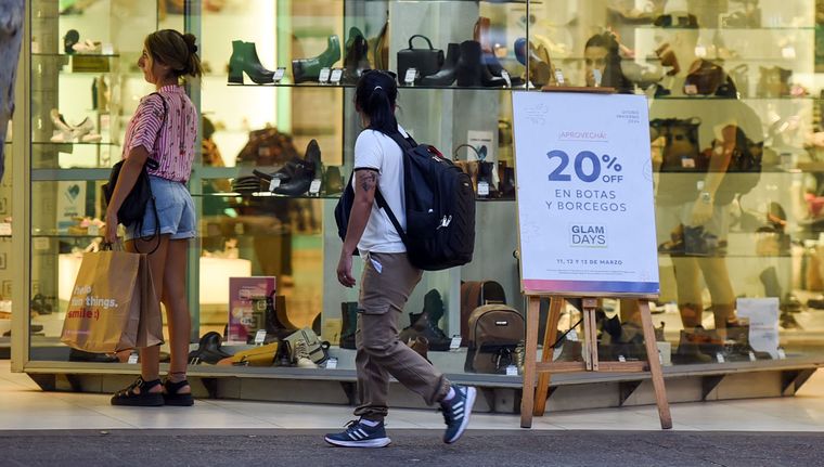 Según el Indec, aumentó el consumo privado