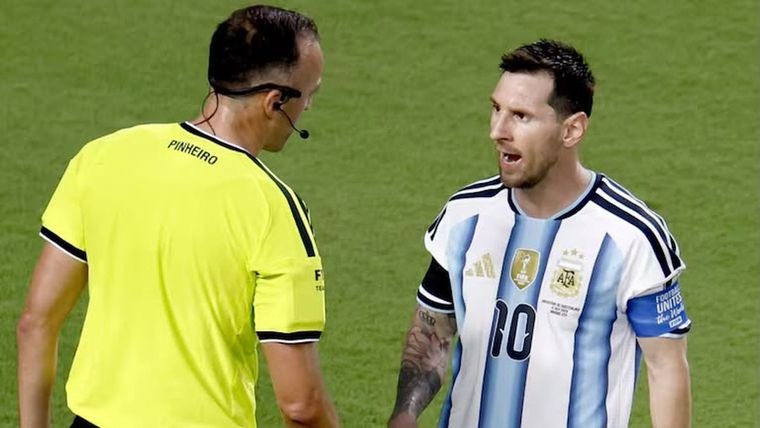 Lionel Messi y el árbitro Joao Pinheiro en Argentina-Suiza.