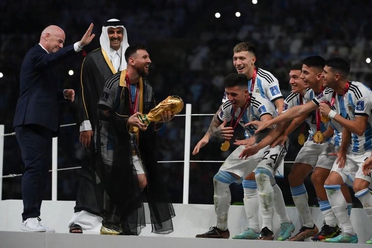 Messi, a punto de levantar la Copa del Mundo. Foto: EFE