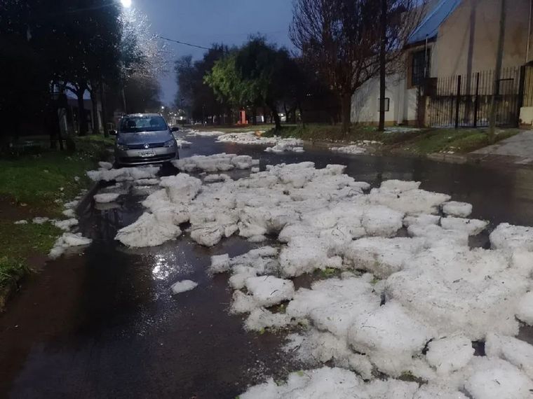 Una tormenta fuera de lo común sacudió en la madrugada de este sábado a la capital de La Pampa y otras localidades de la provincia.