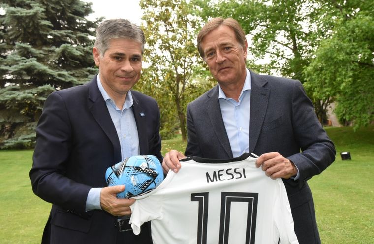 El gobenrador Rodolfo Suarez junto al presidente de YPF, Pablo Gonazalez, en la residencia oficial de La Puntilla. Foto: Prensa Gobierno de Mendoza