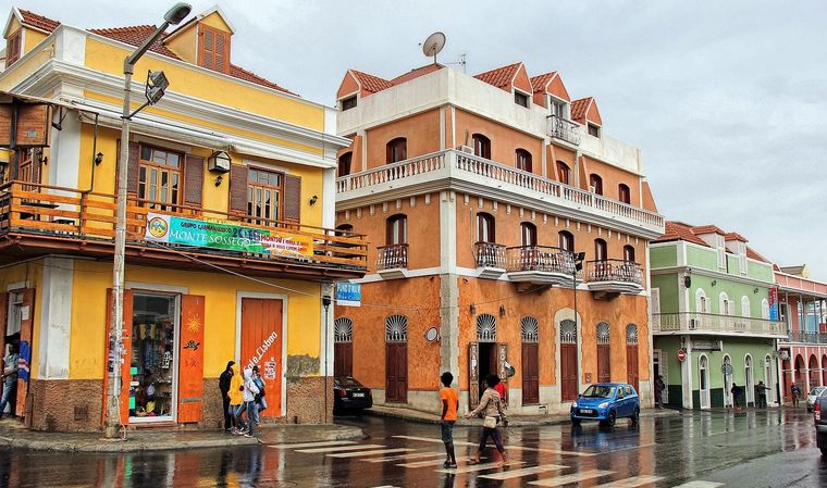 Calles de Mindelo, zona de bares y música frente a la playa en Sao Vicente. Calles de Mindelo, zona de bares y música frente a la playa en Sao Vicente.