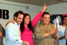 Con chaleco a cuadros, a la derecha, el doctor Arbit participando de un acto con DElía. Con chaleco a cuadros, a la derecha, el doctor Arbit participando de un acto con DElía.