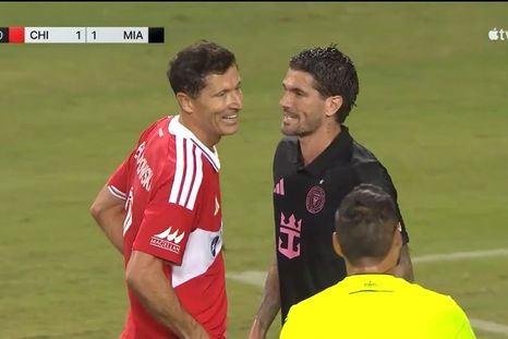 Rodrigo De Paul tuvo un tenso cruce con Robert Lewandowski en el 1-1 entre Chicago Fire e Inter Miami. Rodrigo De Paul tuvo un tenso cruce con Robert Lewandowski en el 1-1 entre Chicago Fire e Inter Miami.