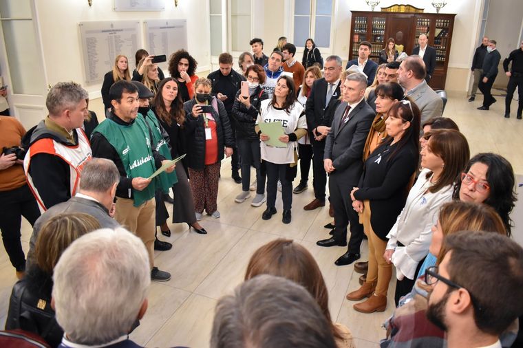 Representantes de gremios estatales presentaron un proyecto de ley para sanear financieramente a OSEP. Foto: Twitter @diputadospj_mza