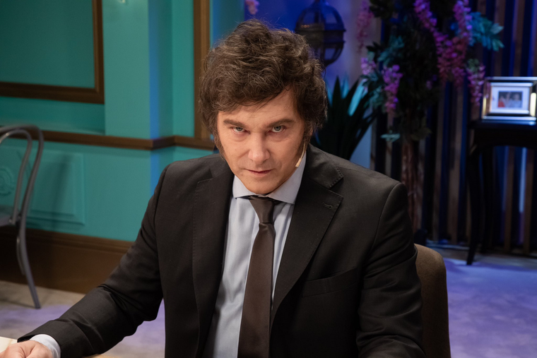 Milei Milei quiere legitimar su mega DNU con una frase de Arturo Frondizi. Crédito: X Foto: X @lamesazaarg