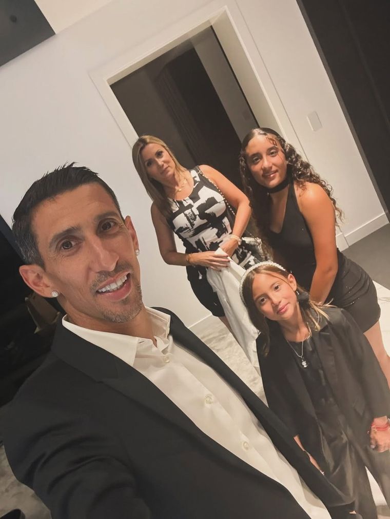 Ángel Di María junto a su familia durante la graduación de su hija mayor, Mía. Ángel Di María junto a su familia durante la graduación de su hija mayor, Mía.