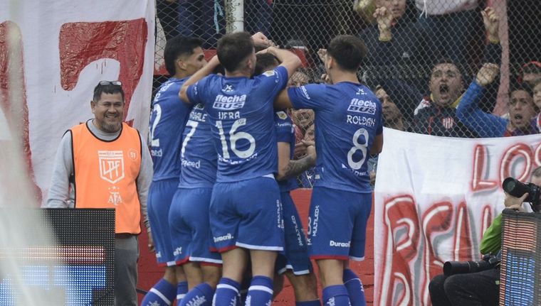 Unión festeja uno de los goles ante el Rojo. Foto: Télam