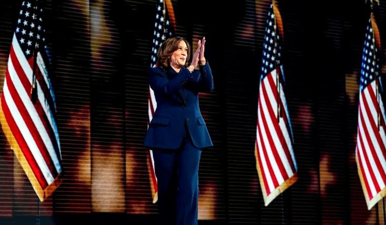 Harris está jugando fuerte y de manera inteligente para vencer a Trump. Foto: Efe.