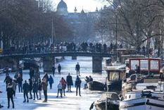 Las temperaturas bajo cero del invierno han congelado canales y lagos en varios lugares de Europa como Países Bajos, lo que ha llevado a muchos a desplazarse por el hielo. Foto: GETTY