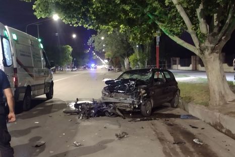 La moto quedó debajo del Renault Clio de color negro.