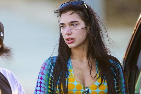 La extraña forma de Dua Lipa para ponerse una bikini