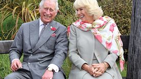 Foto: Macleans - https://www.macleans.ca/wp-content/uploads/2020/05/CAMILLA-DUCHESS-CORNWALL-PRINCE-CHARLES-PRINCESS-DIANA-TREBLE-MAY04.jpg