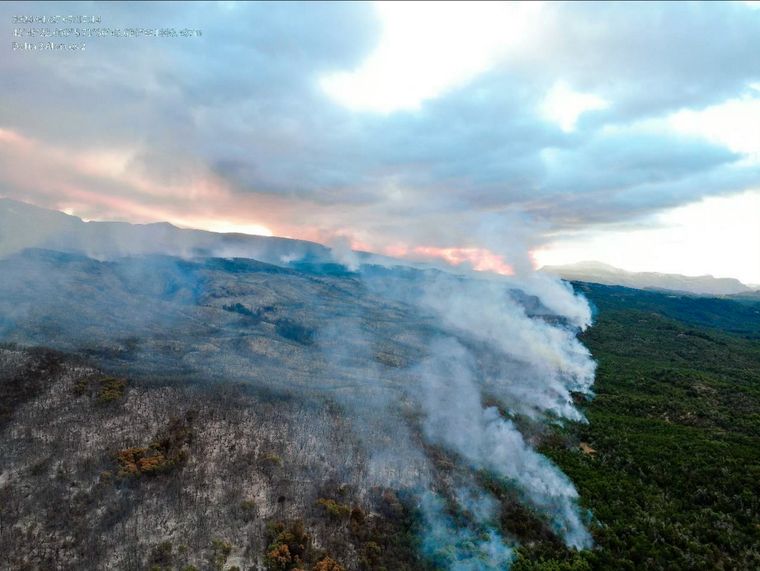El incendio en la zona del arroyo Centinela, en el Parque Nacional Los Alerces en Chubut, continúa activo y fuera de control Foto: Télam