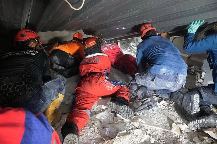 Los equipos de rescate trabajan en el lugar.