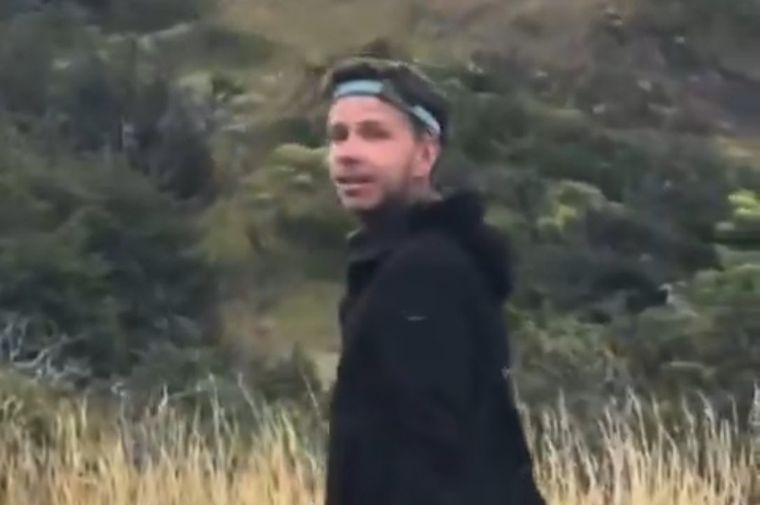 El turista israelí fue fotografiado in fraganti mientras encendía un cigarrillo en la Patagonia chilena, en una zona con prohibición expresa por riesgo de incendios.
