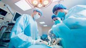 La anestesia general es un estado reversible de inconsciencia inducido mediante fármacos para permitir intervenciones quirúrgicas o procedimientos médicos invasivos.